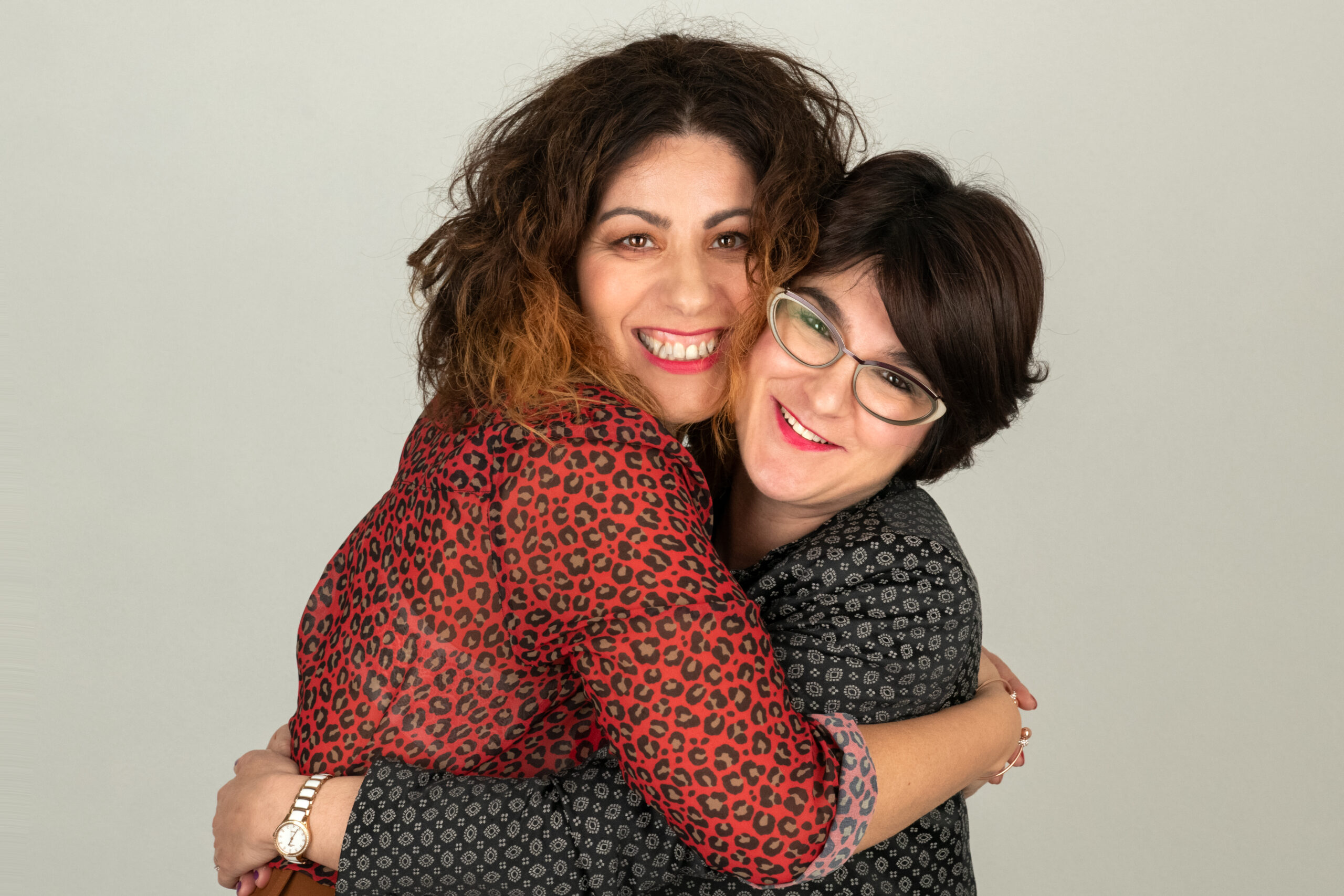 Silvia e Stefania, consulenti d’immagine di Le SpringNets, sorridono abbracciate