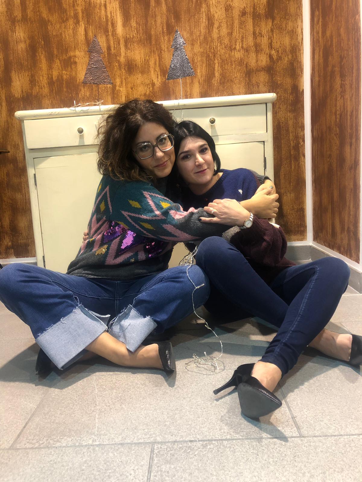 Silvia e Stefania, consulenti d'immagine che si abbracciano