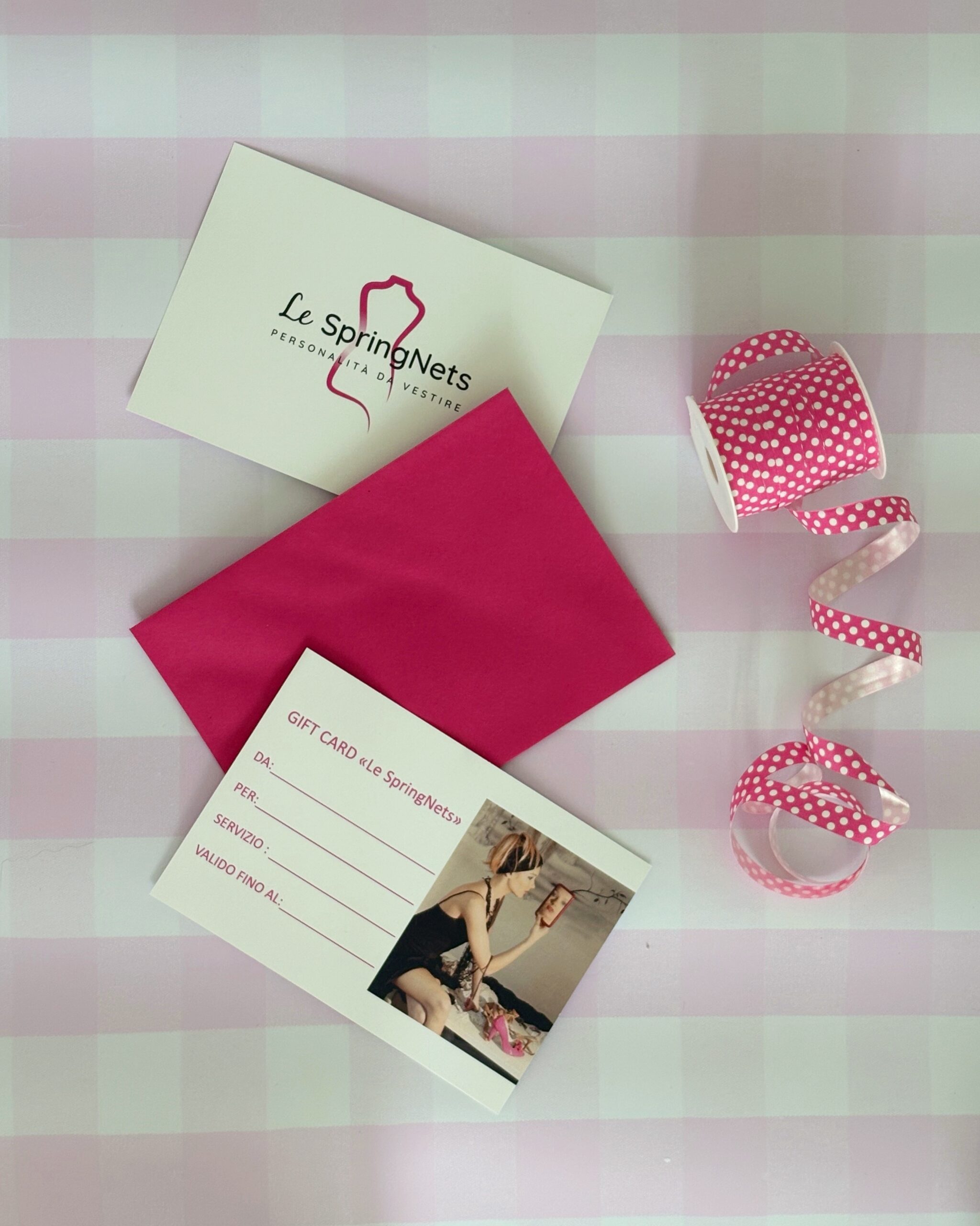 Gift Card SpringNets con busta regalo e biglietto su sfondo rosa