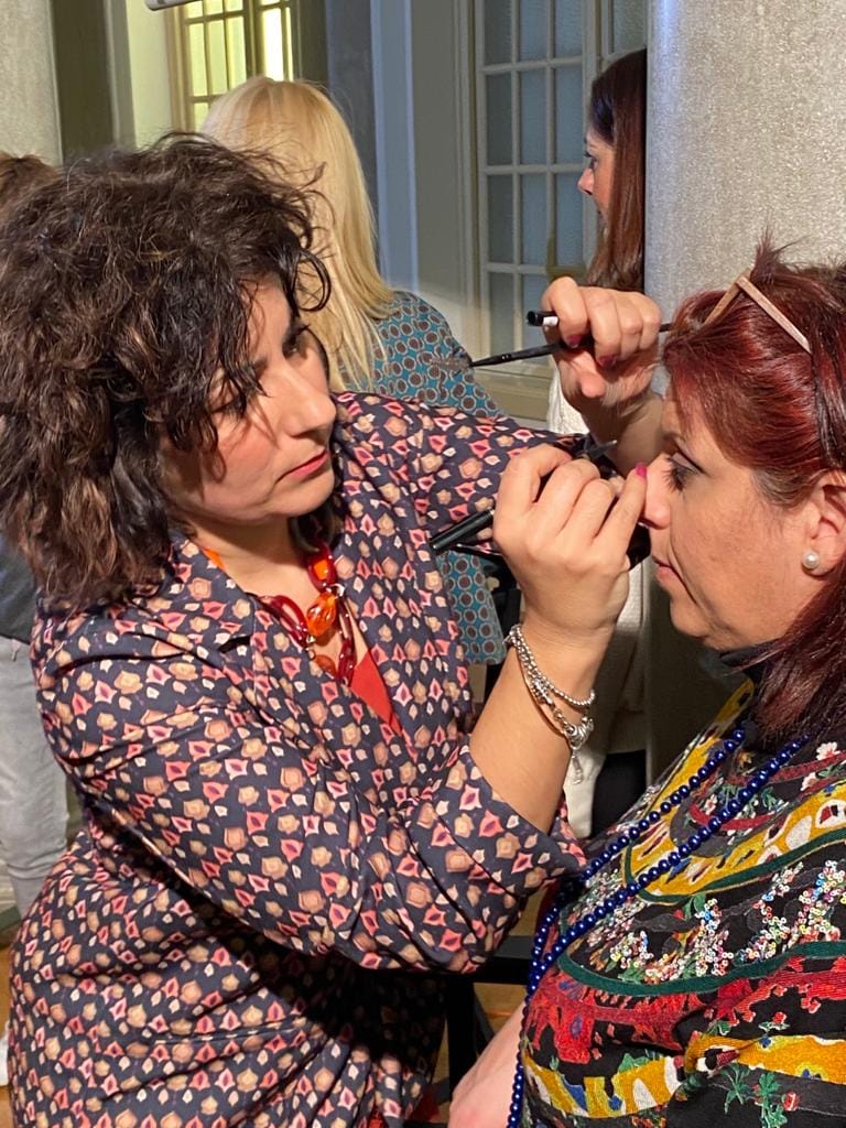Stefania mentre trucca una cliente