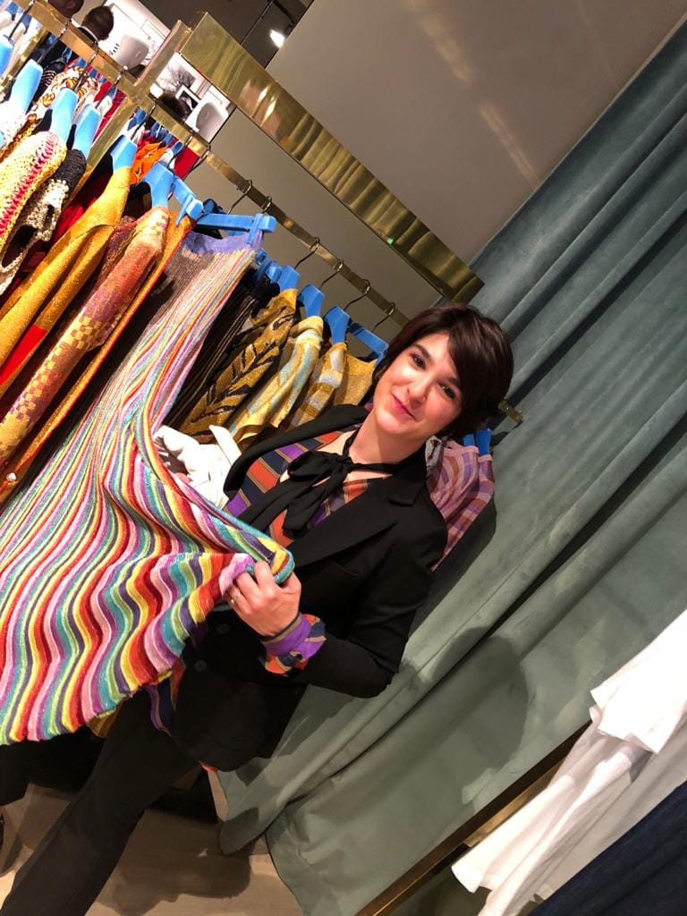 Silvia alla prese con una seduta di personal shopping