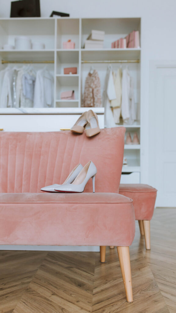 Cabina armadio organizzata con abiti, scarpe e accessori